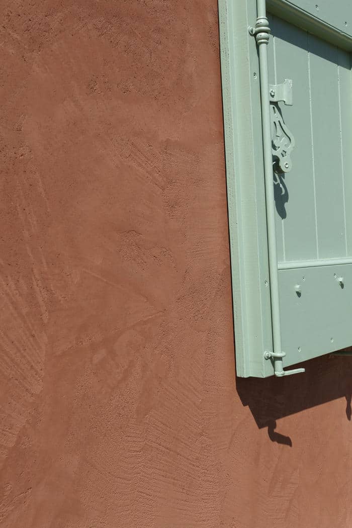 Chaux ocre rouge sur façade - Marius Aurenti