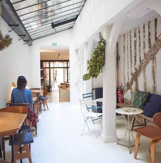 Salle de restaurant en béton ciré Café Ineko