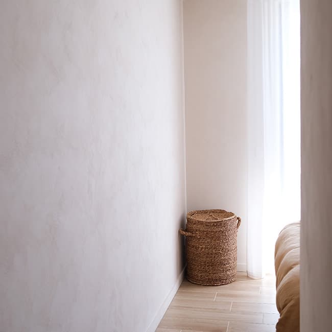 Chaux en pâte beige sur mur intérieur