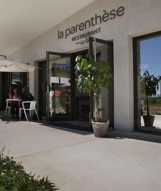 Terrasse et façade en béton ciré - restaurant