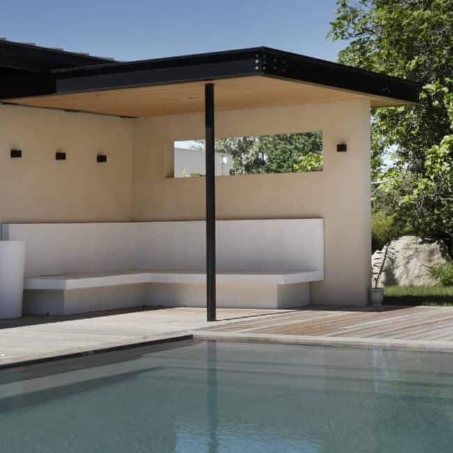 Piscine avec terrasse en beton cire