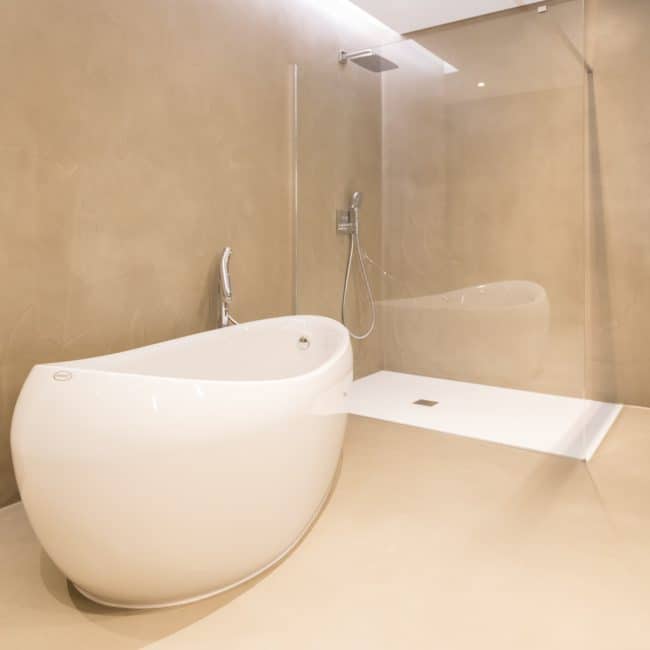 Sol de salle de bain en béton ciré beige