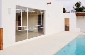 Béton ciré sur sol de terrasse et piscine