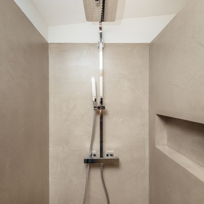 Douche à l’italienne en béton ciré beige Marius Aurenti