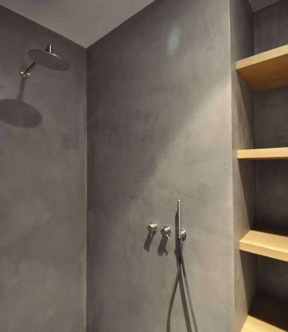 Béton ciré gris sur le mur d'une douche