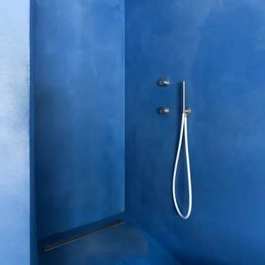 Douche en béton ciré bleu outremer