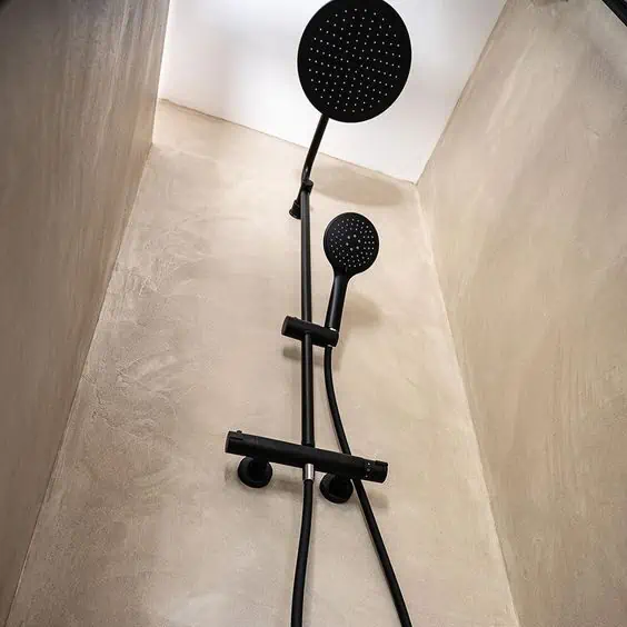 Mur de douche en béton ciré beige texturé