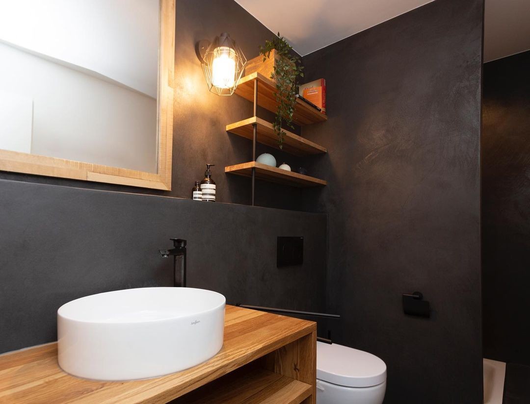 salle de bain en béton ciré noir