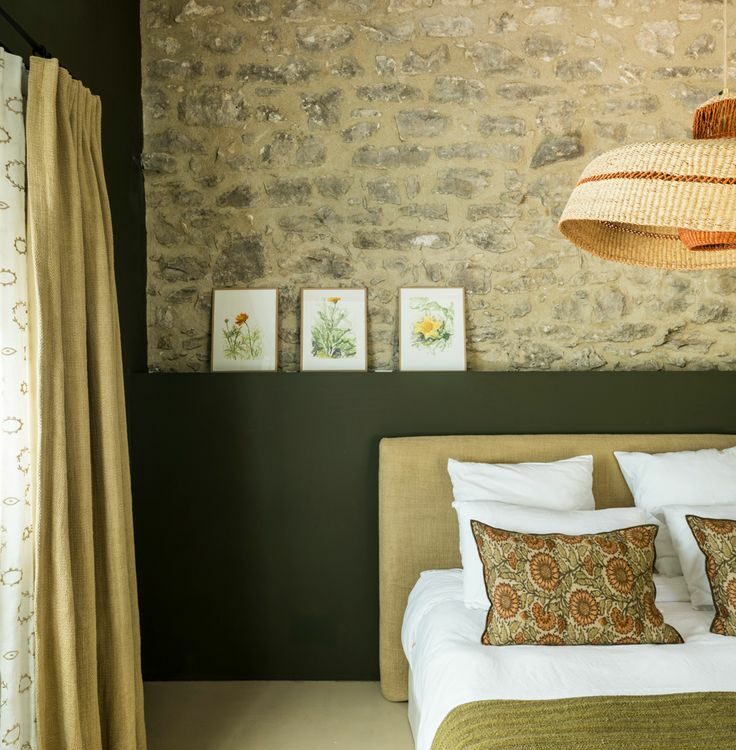 Rénovation au béton ciré d'un sol de chambre au Mas des Cerisiers