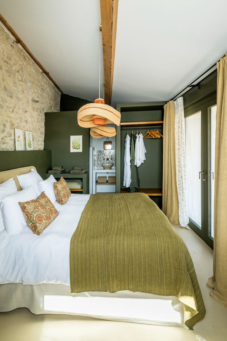 Rénovation au béton ciré d'un sol de chambre au Mas des Cerisiers