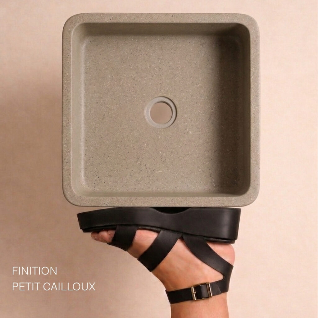 Vasque en béton carrée finition petits cailloux