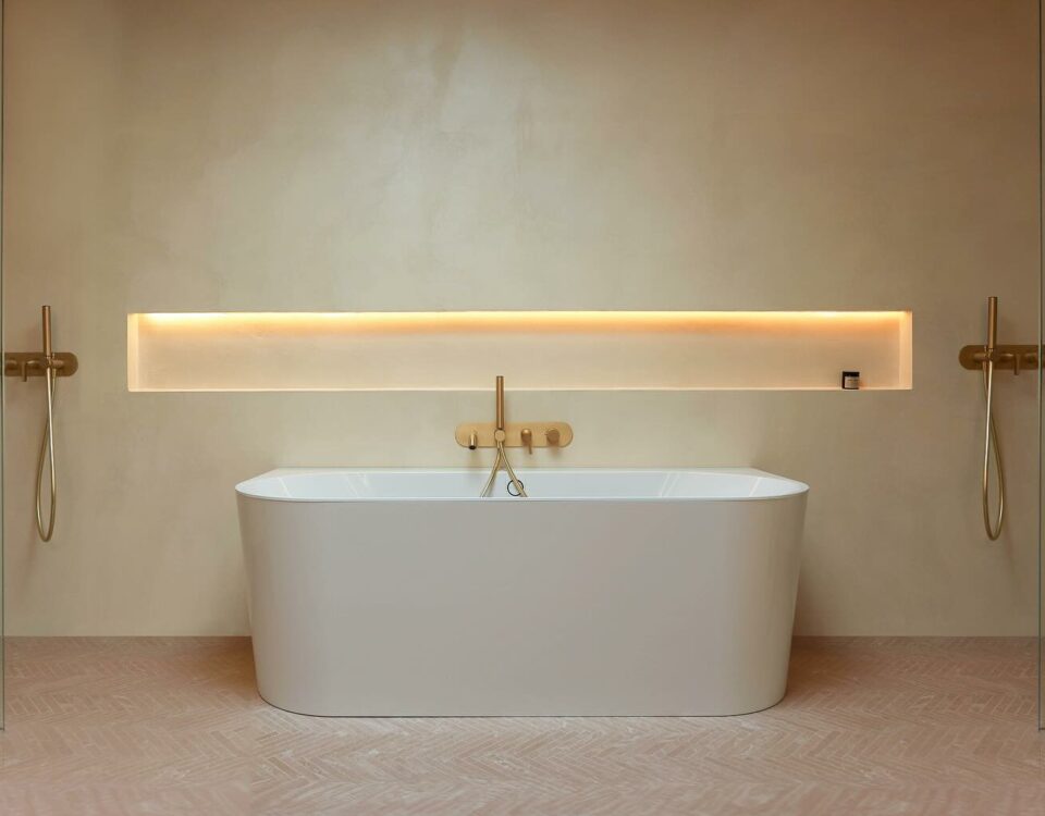 Salle de bain en béton ciré et mural teinte Parchemin - Projet villa aux Sables-d’Olonne © @studio_grall - Photographie @paulineazur_
