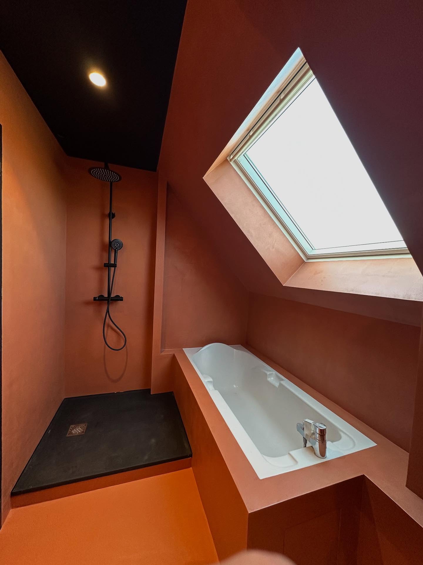 Salle de bain en béton ciré - teinte Terra Cotta - Angona Peinture