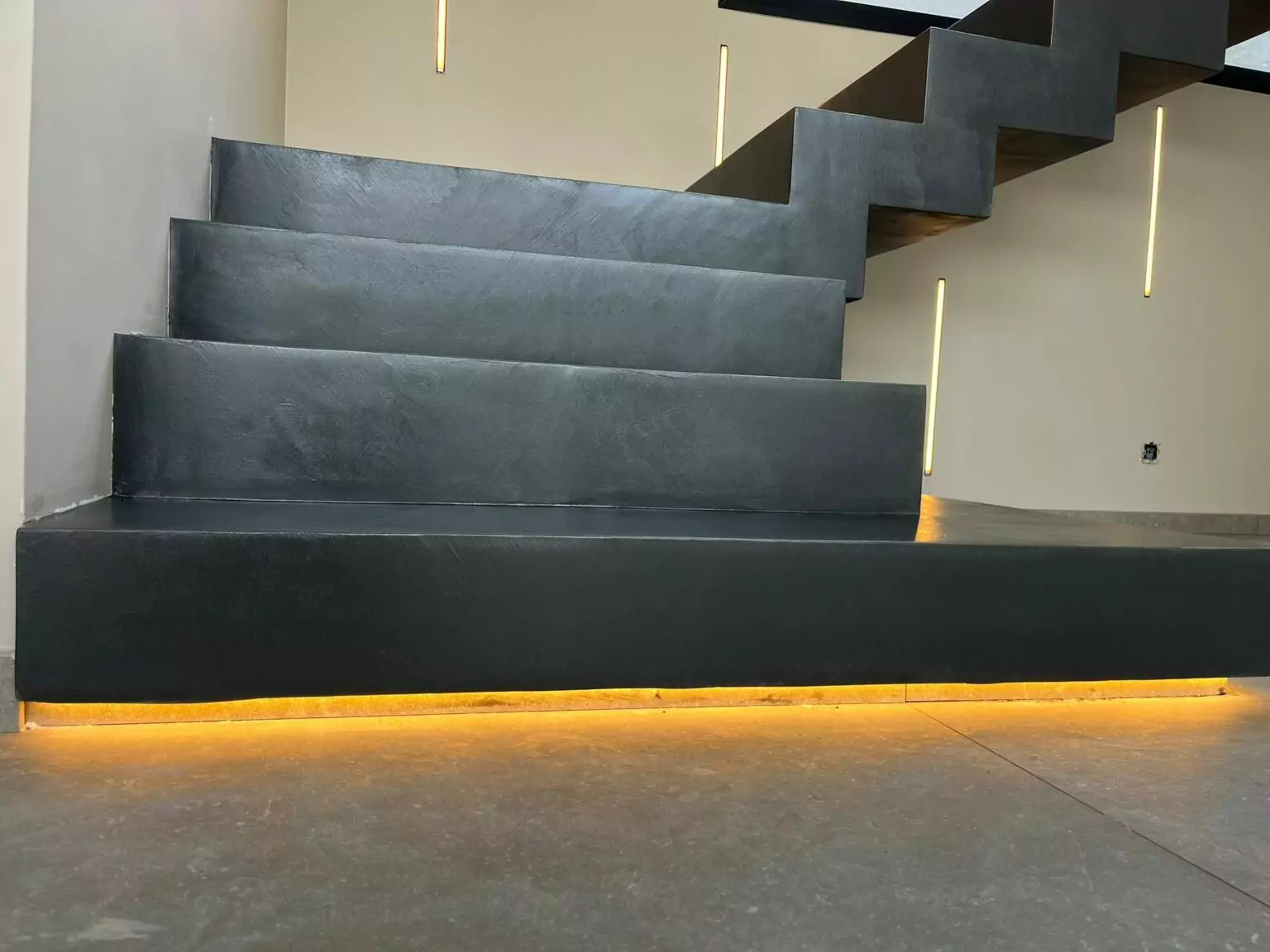 escalier-cremaillere-et-socle-de-cheminee-en-beton-cire-ardoise-bordeaux-vue-LED