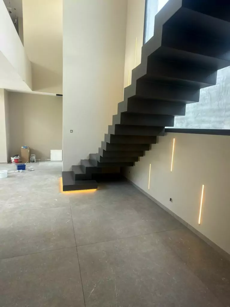 escalier-cremaillere-et-socle-de-cheminee-en-beton-cire-ardoise-bordeaux-vue-en-dessous