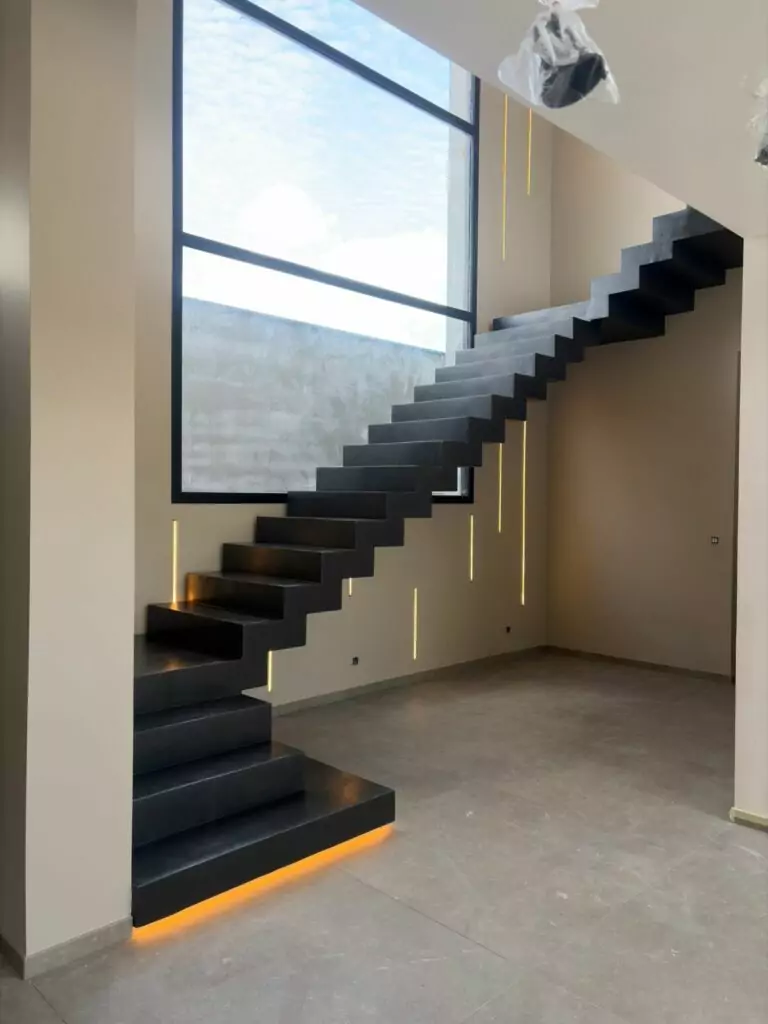 escalier-cremaillere-et-socle-de-cheminee-en-beton-cire-ardoise-bordeaux-scalin-vue-verticale